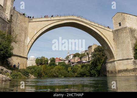 Mostar, Bosnie-Herzégovine, 7 octobre 2019 : célèbre pont et vue sur la ville.Patrimoine mondial le pont de Mostar est une destination célèbre en Bosnie.Prise de vue large. Banque D'Images