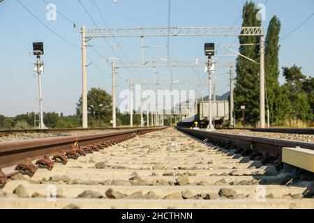 Chemin de fer, proximité d'une voie ferrée.Mise au point sélective sur le milieu des pistes.Concept et idée de transport. Banque D'Images