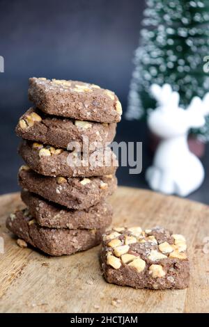 Noix de cajou et biscuits aux pépites de chocolat faits maison.Meilleur temps de thé biscuits sains cuits au four.Concept High Tea.Copier l'espace. Banque D'Images