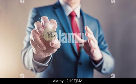 Homme d'affaires offre bitcoin - bit coin BTC la nouvelle virtuelle argent Banque D'Images