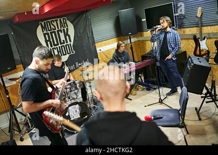 Les élèves ont répétitions à l'école de Mostar Rock. Banque D'Images