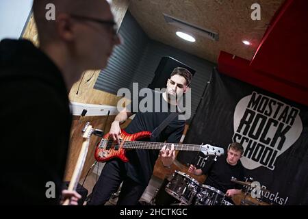 Les élèves ont répétitions à l'école de Mostar Rock. Banque D'Images