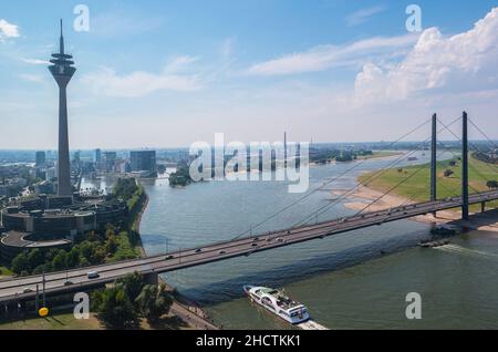 Paysage urbain de Düsseldorf sur le Rhin en été Banque D'Images