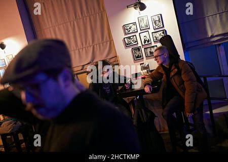 Les élèves s'accrochent au bar à caffe du centre de musique Pavarotti avant de se répéter à l'école de rock de Mostar. Banque D'Images