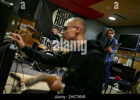 Les élèves ont répétitions à l'école de Mostar Rock. Banque D'Images