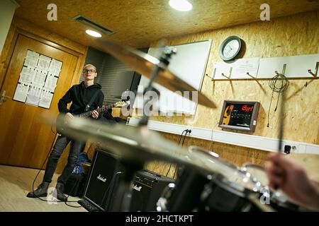 Les élèves ont répétitions à l'école de Mostar Rock. Banque D'Images