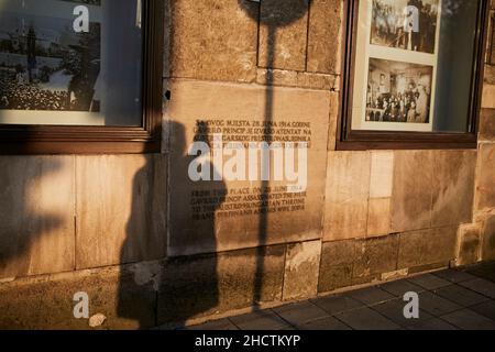 Tourist prend une photo de plaque à l'endroit de la rue historique dans le centre-ville de Sarajevo, où le nationaliste serbe Gavrilo Princip a assassiné l'héritier austro-hongrois de l'archiduc Franz Ferdinand et de son épouse Sofia von Hochenberg le 28 juin 1914.L'assassinat a été l'événement qui a déclenché le début de la première Guerre mondiale. Banque D'Images