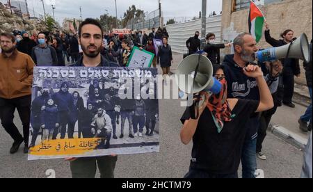 Les militants de gauche israéliens et les Palestiniens crient « Free Palestine » lorsqu'ils participent à une manifestation contre l'occupation israélienne et les implantations dans le quartier de Sheikh Jarrah le 31 décembre 2021 à Jérusalem, en Israël.Le quartier palestinien de Sheikh Jarrah est actuellement au centre d'un certain nombre de conflits de propriété entre Palestiniens et Israéliens juifs de droite.Certaines maisons ont été occupées par des colons israéliens à la suite d'une décision du tribunal. Banque D'Images