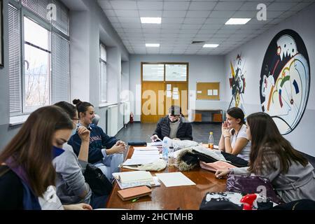 Les étudiants de la Faculté de Philologie ont une discussion de groupe à Banja Luka, Bosnie-Herzégovine Banque D'Images