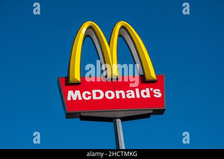 Enseigne McDonald's en allemagne.McDonald's Corporation est la plus grande chaîne de restaurants de restauration rapide au monde. Banque D'Images