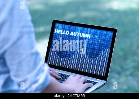 Légende de texte présentant Bonjour automne.Idée d'affaires que le temps commence à devenir plus froid et les arbres jettent leurs feuilles femme dactylographiant sur ordinateur portable dans le parc Banque D'Images