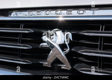 Logo Peugeot sur une voiture.Peugeot est une marque automobile française, qui fait partie de PSA Peugeot Citroën. Banque D'Images