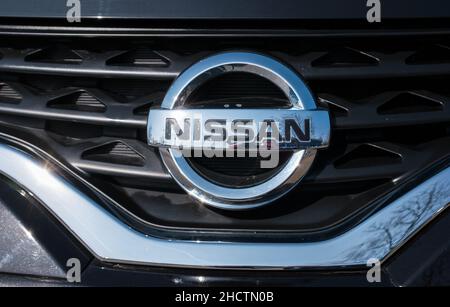 Logo Nissan sur une grille de voiture.Nissan Motor Corporation est un fabricant automobile multinational japonais dont le siège social est situé à Nishi-ku, Yokohama, au Japon. Banque D'Images