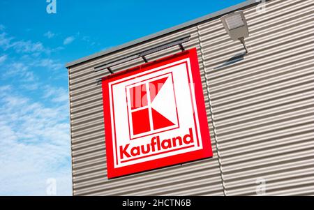 Le logo Kaufland sur l'hypermarché de la chaîne allemande, qui fait partie de Schwartz Gruppe. Banque D'Images
