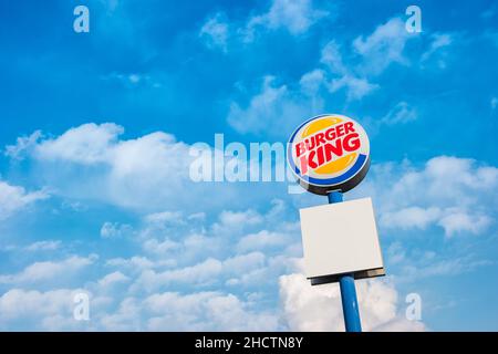 Logo Mercedes Benz avec ciel nuageux.Fondée en 1926, elle est un constructeur automobile de luxe allemand, une division multinationale du fabricant allemand Da Banque D'Images