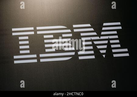 Logo IBM sur fond noir.IBM est une multinationale américaine de technologie et de conseil.IBM dispose de 12 laboratoires de recherche dans le monde entier. Banque D'Images