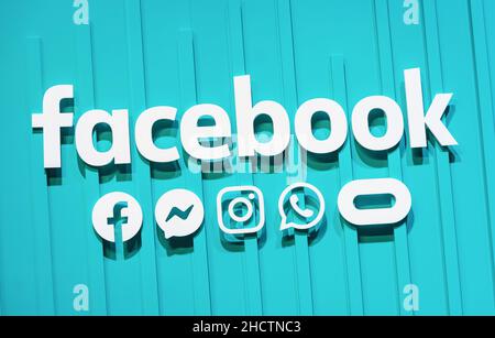 Logo Facebook avec icône de réseaux sociaux.Facebook est un service de médias sociaux populaire fondé en 2004 par Mark zuckerberg Banque D'Images