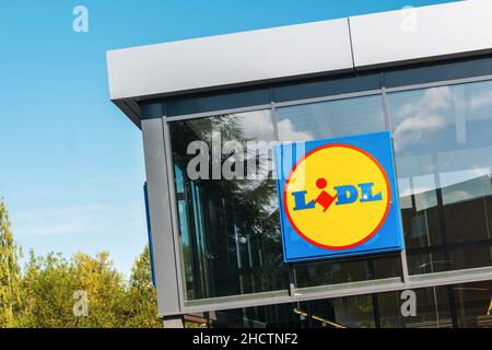 Logo Lidl sur le supermarché Lidl.Lidl est une chaîne de supermarchés allemande Banque D'Images