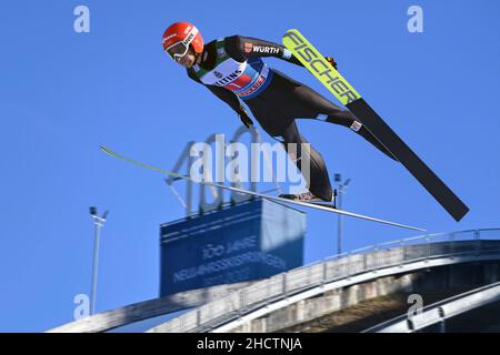 Garmisch Partenkirchen, Allemagne.01st janvier 2022.PHOTOMONTAGE: Markus EISENBICHLER (GER), action, saut devant le signe 100 ans de saut du nouvel an.Saut à ski, Tournoi International de 4 collines 70th 2021/22, saut du nouvel an à Garmisch Partenkirchen colline olympique le 1st janvier 2022 crédit: dpa Picture Alliance/Alay Live News Banque D'Images