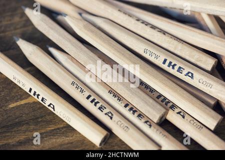 IKEA crayons placés une table en bois .IKEA fondée en Suède en 1943, Ikea est le plus grand détaillant de meubles au monde. Banque D'Images