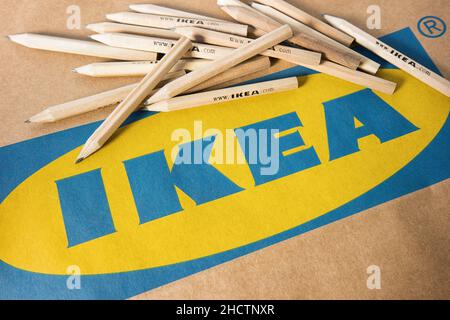 Crayons IKEA placés sur un sac en papier IKEA.IKEA fondée en Suède en 1943, Ikea est le plus grand détaillant de meubles au monde. Banque D'Images