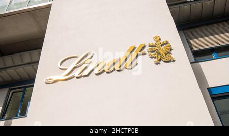 Logo Lindt sur un mur.Lindt est une marque de la société Lindt & Sprungli AG, une société suisse fondée en 1845. Banque D'Images