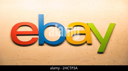 Logo eBay sur un mur.EBay est une société multinationale américaine et une société de commerce électronique, fournissant des sal de consommateur à consommateur et d'entreprise à consommateur Banque D'Images