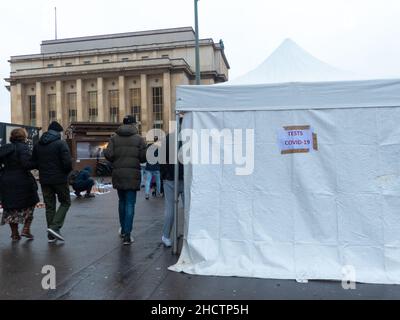 Paris, France.Décembre 26.2021. Tente de logement et centre d'essai pour le coronavirus, Covid 19, dans le district du Trocadéro. Banque D'Images