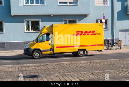 Camion de livraison de colis jaune DHL garé dans la rue.DHL Express est une division de la société allemande de logistique mondiale. Banque D'Images