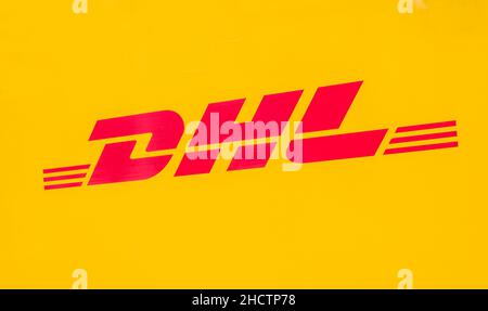 Logo jaune DHL sur un camion.DHL Express est une division de la société allemande de logistique mondiale. Banque D'Images