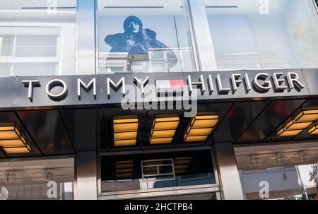 Logo Tommy Hilfinger dans un magasin.Tommy Hilfiger est une société mondiale de vêtements et de détail fondée en 1985 avec plus de 1 400 magasins dans plus de 90 pays.v Banque D'Images