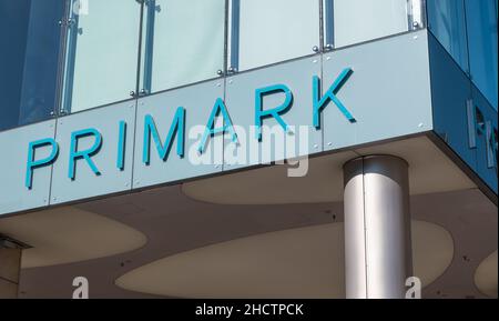 Magasin Primark avec logo.Primark est un détaillant irlandais de vêtements, opérant en Autriche, Belgique, Allemagne, Irlande,Portugal, Espagne, pays-Bas et Banque D'Images