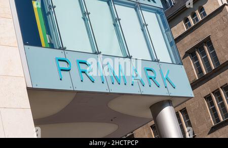 Magasin Primark avec logo.Primark est un détaillant irlandais de vêtements, opérant en Autriche, Belgique, Allemagne, Irlande,Portugal, Espagne, pays-Bas et Banque D'Images