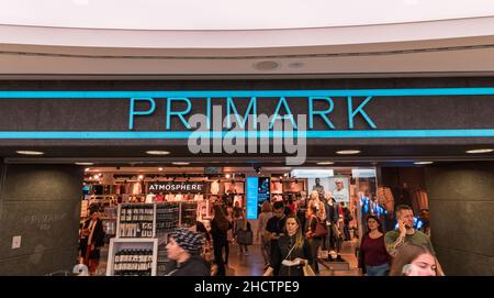 Magasin Primark.Primark est un détaillant irlandais de vêtements, opérant en Autriche, Belgique, Allemagne, Irlande,Portugal, Espagne, pays-Bas et Royaume-Uni. Banque D'Images