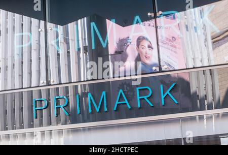 Magasin Primark avec logo.Primark est un détaillant irlandais de vêtements, opérant en Autriche, Belgique, Allemagne, Irlande,Portugal, Espagne, pays-Bas et Banque D'Images