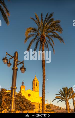 GRANDS PALMIERS SCULPTURE PARC FRONT DE MER SANT BARTOMEU I SANTA TECLA EGLISE SITGES COSTA DORADA CATALOGNE ESPAGNE Banque D'Images