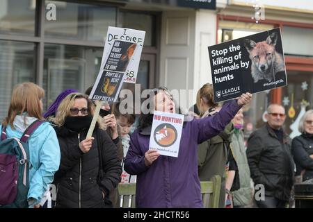 Maldon Essex, Royaume-Uni.1st janvier 2022.L'Essex avec Farmers and Union Hunt parade le long de Maldon High Street pour leur réunion annuelle du jour de l'an.Reporté en 2021 en raison des restrictions de Covid-19, la chasse est revenue dans des rues bourrées ainsi que dans des wishers et des manifestants anti-chasse du groupe action contre Foxchassant bordant la route principale à travers la ville d'Essex.Crédit : MARTIN DALTON/Alay Live News Banque D'Images