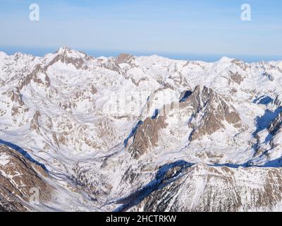 VUE AÉRIENNE.CIME du Gélas (3143m) et Mont Clapier (3045m) dans le Parc National du Mercantour.Saint-Martin-Vésubie, Alpes-Maritimes, France.