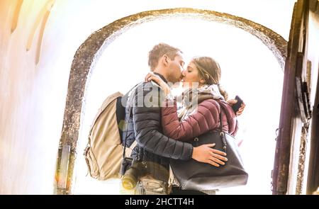 Voyage couple amoureux embrassant plein air à l'excursion de la ville - jeunes touristes heureux appréciant le moment romantique au coucher du soleil - concept de relation Banque D'Images