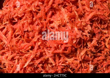 Préparation de légumes frais de carottes râpées pour faire des recettes de carottes comme le gajar ka halwa.Fond de carottes râpées Banque D'Images