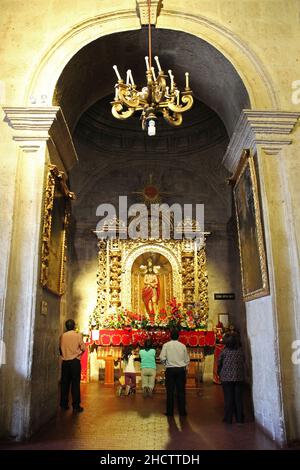 Adorateurs de l'église historique jésuite Iglesia de la Compania à Arequipa, Pérou Banque D'Images