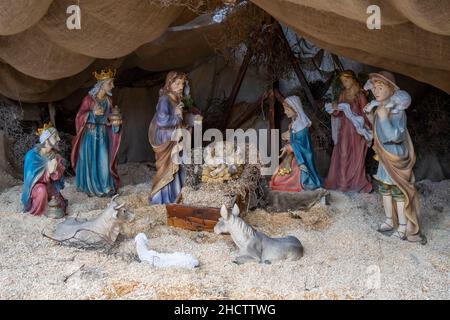 Fassuta, Israël - 25th décembre 2021 : la scène de la nativité du christ, dans le cimetière du village chrétien arabe de Fassuta, Israël. Banque D'Images