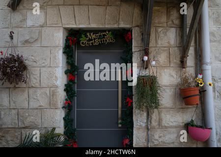 Fassuta, Israël - 25th décembre 2021 : une entrée de maison décorée pour noël dans le village chrétien arabe de Fassuta, Israël. Banque D'Images