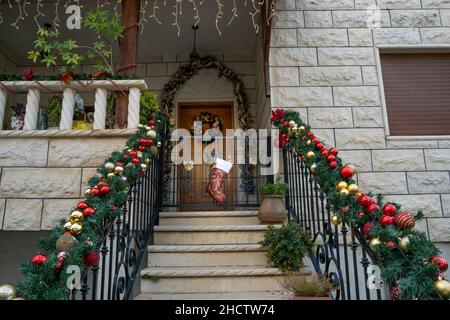 Fassuta, Israël - 25th décembre 2021 : une entrée de maison décorée pour noël dans le village chrétien arabe de Fassuta, Israël. Banque D'Images