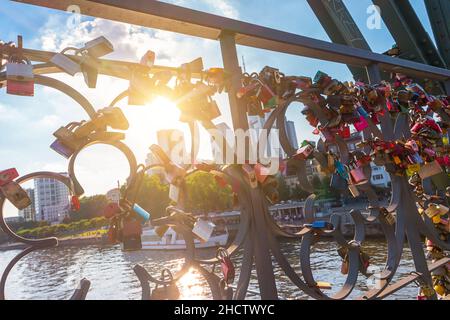 Locks d'amour au pont de fer à Francfort, en allemagne Banque D'Images