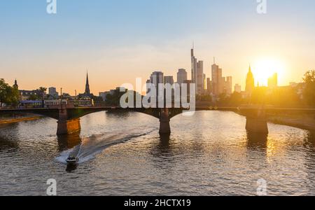 Vue panoramique sur le coucher du soleil à Francfort-sur-le-main Banque D'Images