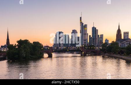 Frankfurt City Skyline au coucher du soleil d'été, allemagne Banque D'Images