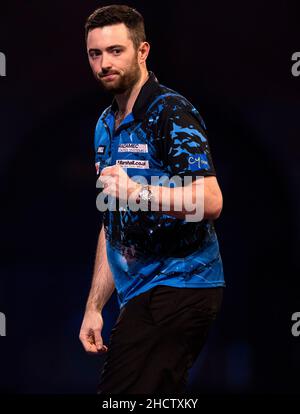 Luke Humphries réagit après avoir remporté la série 1st pendant le quatorze jour du Championnat du monde des fléchettes William Hill à Alexandra Palace, Londres.Date de la photo: Samedi 1 janvier 2022. Banque D'Images