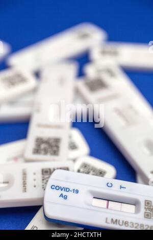 Test rapide pour l'infection Covid-19 / SRAS-COV-2 concept : un kit de test rapide de l'antigène montrant un résultat positif (deux lignes) Banque D'Images