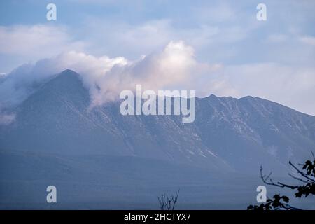 Le sommet du mont Katahdin est drapé de nuages à l'aube. Banque D'Images